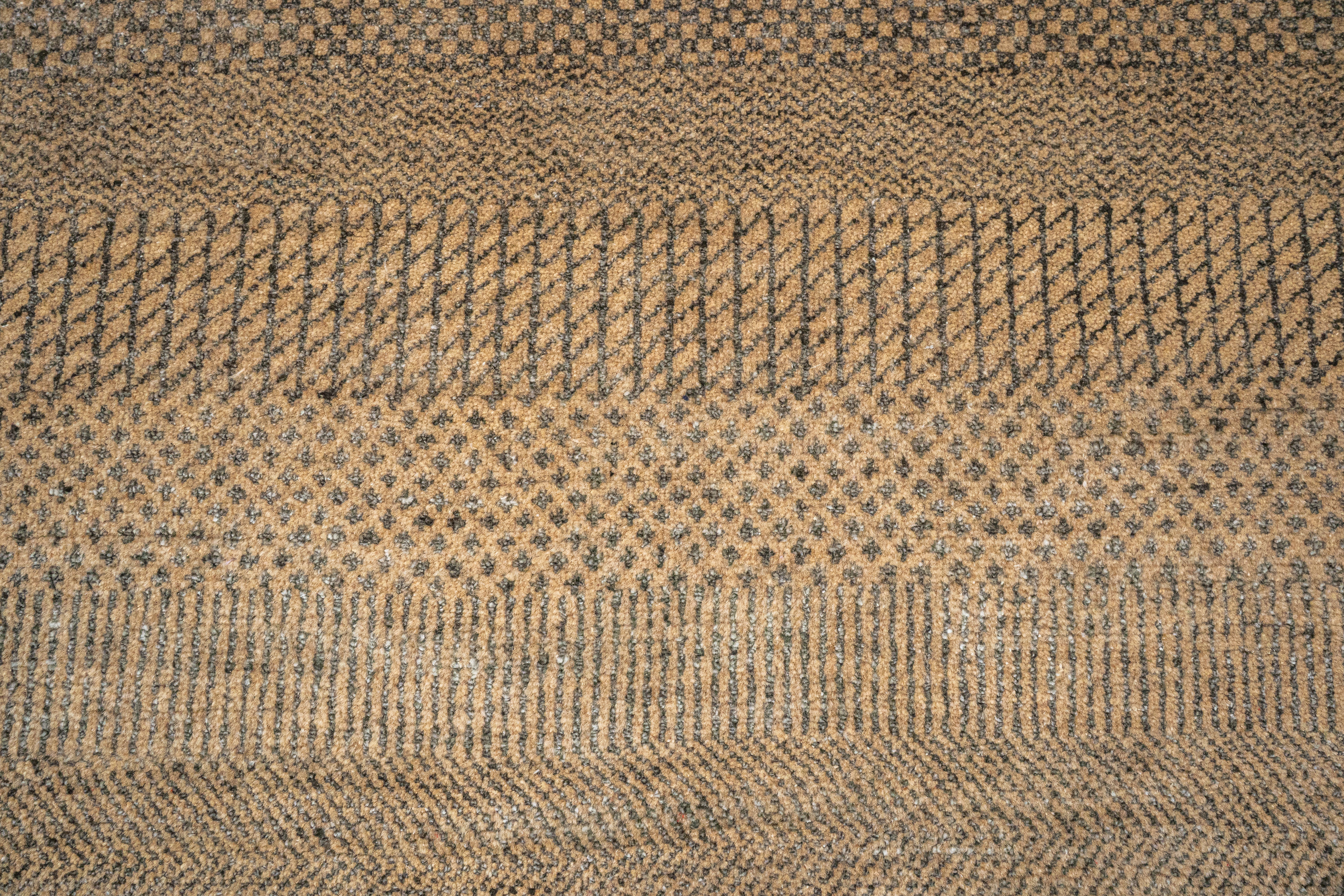 Handknotted Carpet, DIA - 775 MCN, Tan & Liver Chestnut
